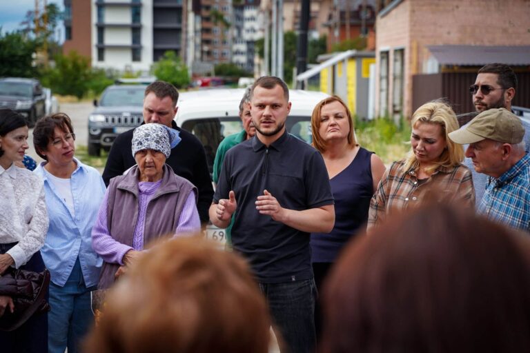  Микола Калашник зустрівся з мешканцями будинків на Северинівській в Ірпені 