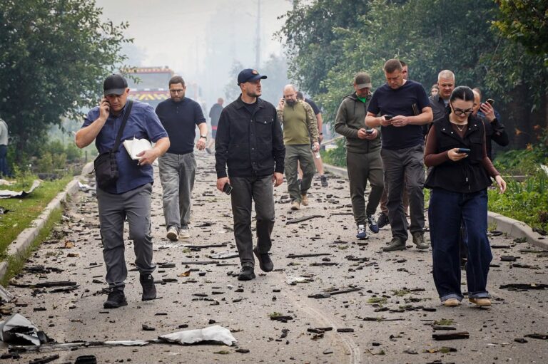  Микола Калашник відвідав Вишневе, де триває ліквідація наслідків російського удару 
