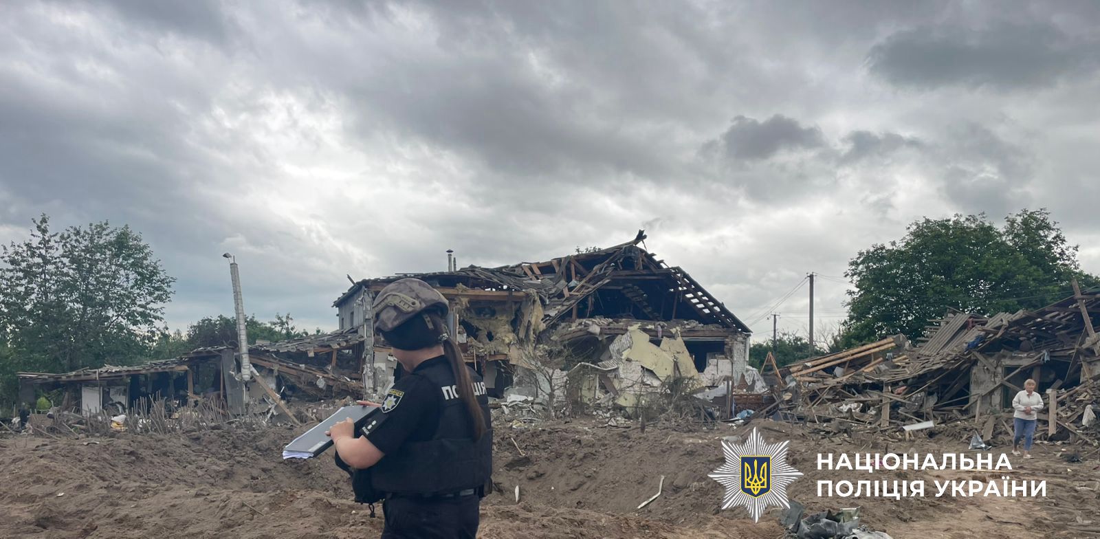  Поліція Київщини документує наслідки атаки ворога: одна людина загинула, ще 13 постраждали 