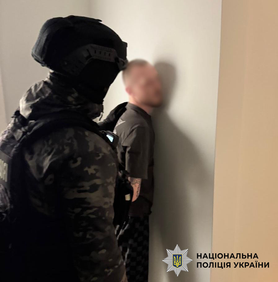  3 500 доларів за службу в тилу: поліцейські Києва затримали фігуранта, який обіцяв організувати переведення військовослужбовця   