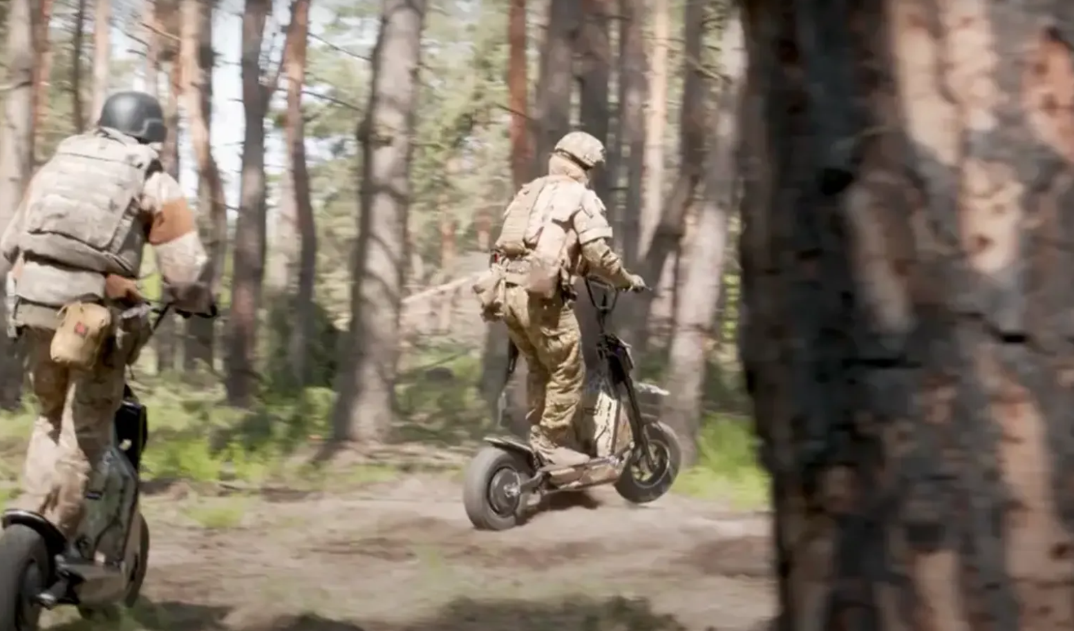  Латвійські військові електросамокати використовують на фронті в Україні 