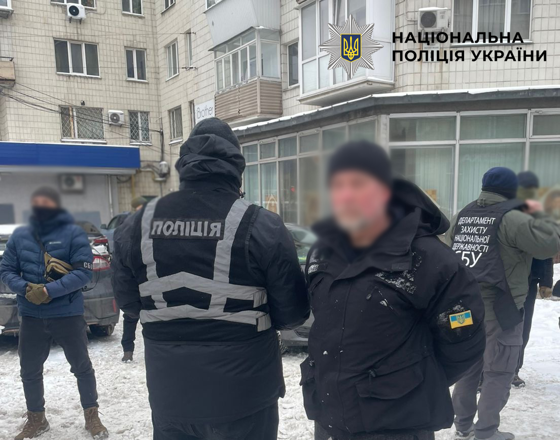  Поліцейські Києва затримали торговця вогнепальною зброєю та його спільника із арсеналом боєприпасів 