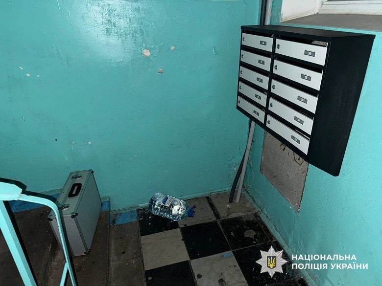  7 років і 6 місяців тюрми отримав грабіжник за напад у під’їзді київської багатоповерхівки 