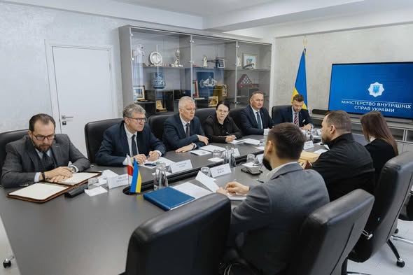  Міністр внутрішніх справ Ігор Клименко: Зустрівся з Міністром-координатором спеціальних служб Польщі Томашем Семоняком 
