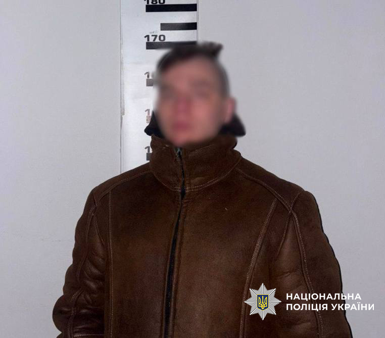  Столичні поліцейські затримали чоловіка, який пізно ввечері з ножем напав на киянку 