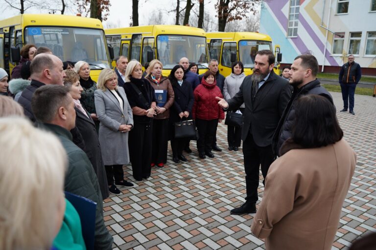  Микола Калашник: Громади Київщини отримали 10 нових шкільних автобусів 