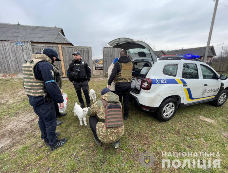  Співробітники Шевченківського управління поліції доставили мешканцям міста Іванків гуманітарну допомогу 