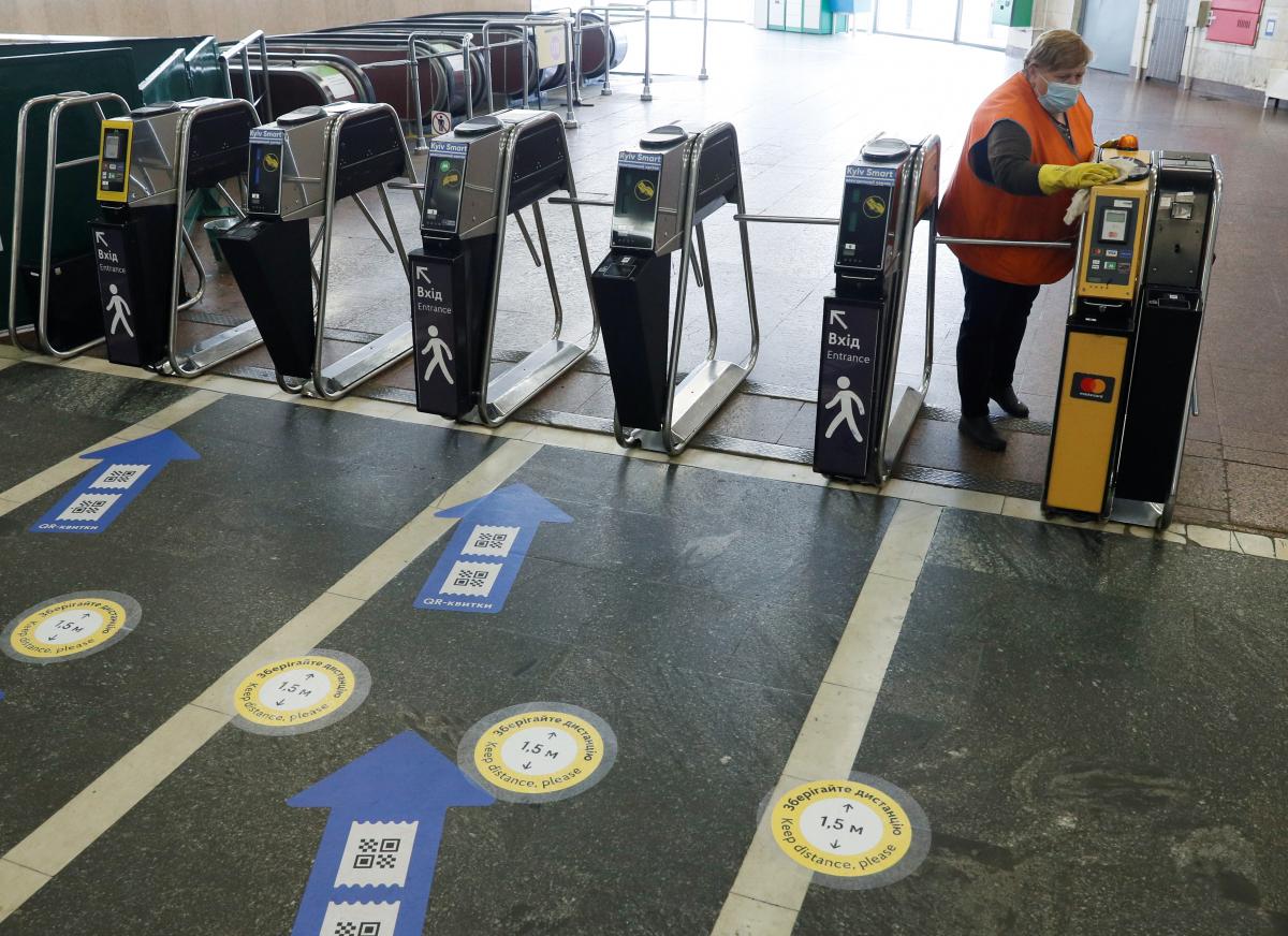  Відсьогодні в Києві обмежуватимуть вхід пасажирів у метро 