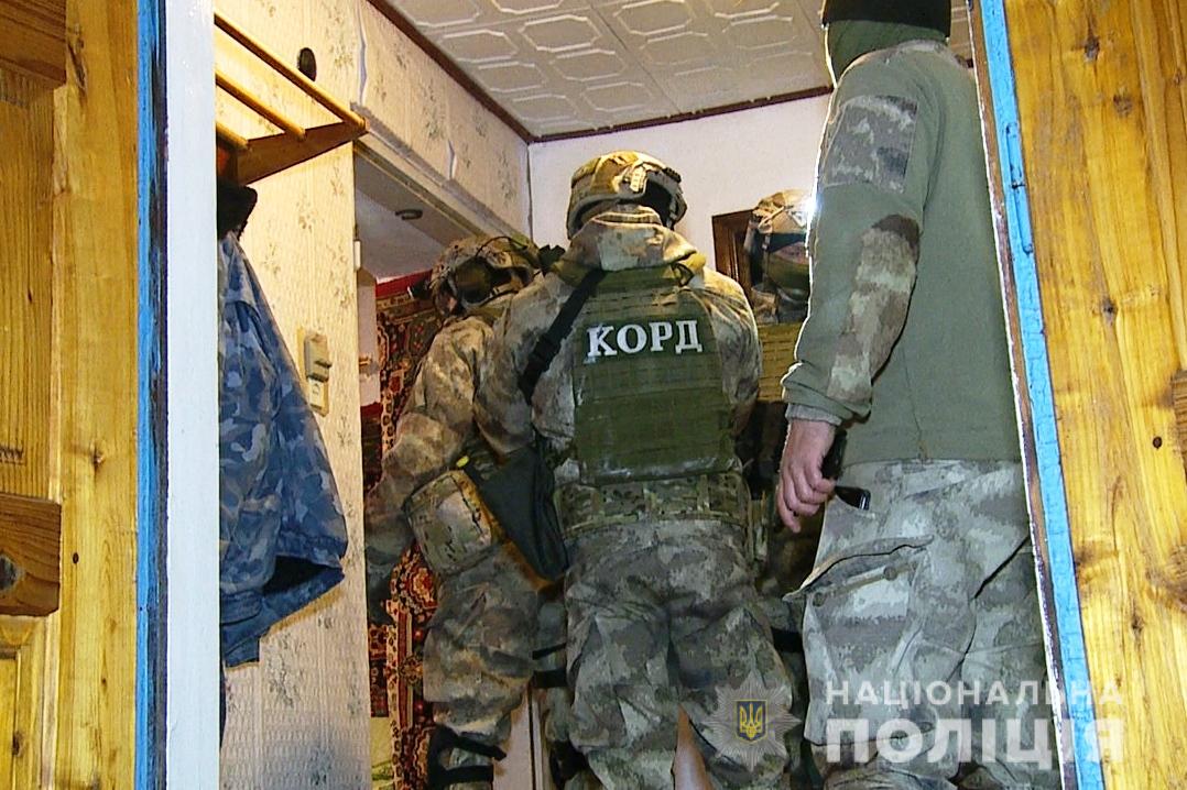  Под Винницей вооруженный мужчина устроил стрельбу по "копам", много раненых 