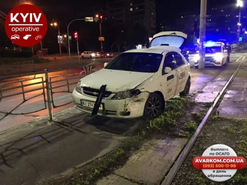  В Киеве такси столкнулось в полицейским автомобилем 