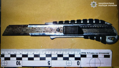 У Києві повідомили про підозру чоловіку, який поранив підлітка канцелярським ножем