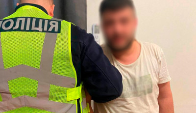 Поліцейські затримали іноземця, який із ножем напав на киянина та тяжко його травмував