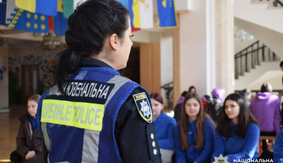 Ювенальні поліцейські разом із рятувальниками провели інтерактивні заняття для дітей