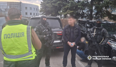 Схема з «бронюванням» і виїздом за кордон: поліція затримала організаторів