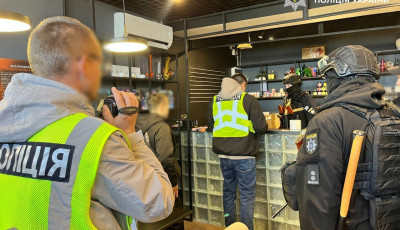 Збут психотропів через «U420»: трьом учасникам повідомили про підозру, мережу й лабораторію ліквідовано
