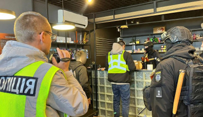 Нацполіція проводить обшуки в мережі магазинів U420