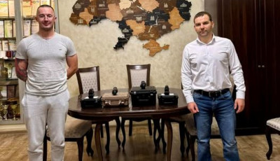 Підтримка фронту: Гатненська рада передала А4848 прилади PVS14 Gen3 і каліматори Holosun