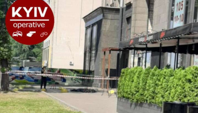 Трагедія в центрі Києва: чоловік випав з будинку на Хрещатику 