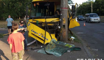 У Києві маршрутка влетіла в бетонний стовп (фото)