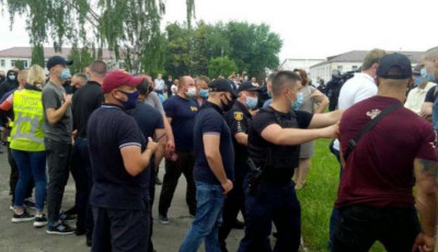 На зустрічі зі «слугою народу» побилися правоохоронці та «Нацкорпус», глава поліції постраждав від вибуху