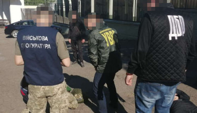 Затримано прикордонника, який вимагав від колеги хабар за контрабанду до Румунії 