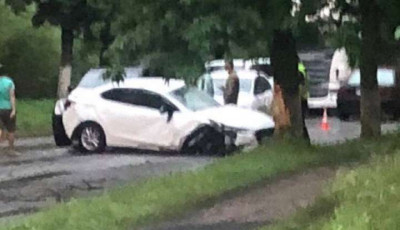 На Київщині блискавка вдарила в автомобіль із людьми
