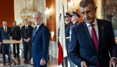 Прем'єр Чехії хотів би, щоб президент великодушно відмовився від поїздки на саміт НАТО